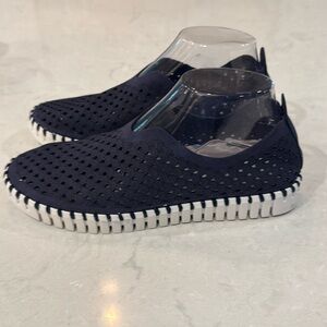 Isle Jacobsen Women’s Blue Tulip Perforated Slip On Sneakers Size 9 US/ 39 EU